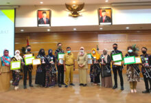 Photo of Penyerahan Hadiah Lomba KTI, Pustakawan Berprestasi, dan Duta Baca Jawa Barat 2020