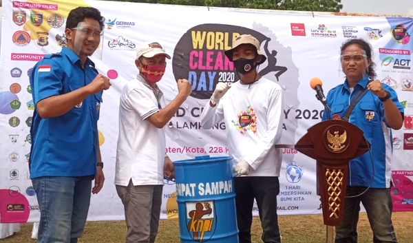 Plt Kadis Lingkungan Hidup Provinsi Lampung Bersama Wakil Gubernur Lampung Support Komunitas Peduli Lingkungan dalam Gerakan Word Cleanup Day (WCD)