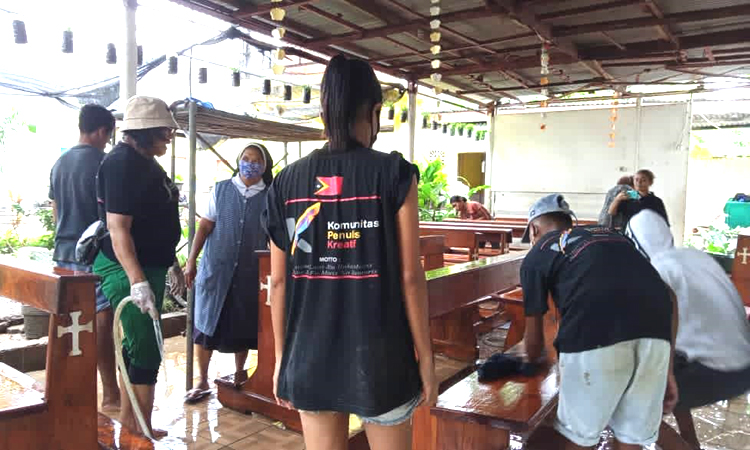 Anggota KPKers Timor Leste membersihkan saran ibadah