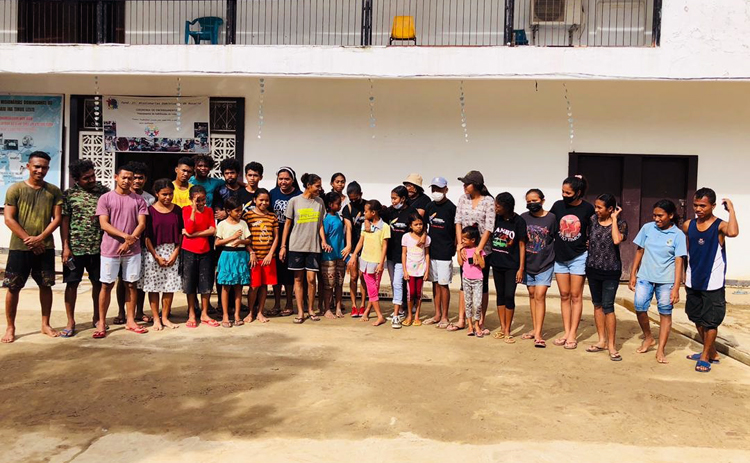Anggota KPKers Timor Leste berfoto bersama anak yatim penghuni Asrama Dominikana (Sumber: Pratama Media News)