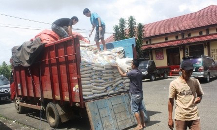 Kuli angkut beras