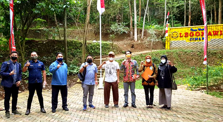 Foto bersama di Legokawi