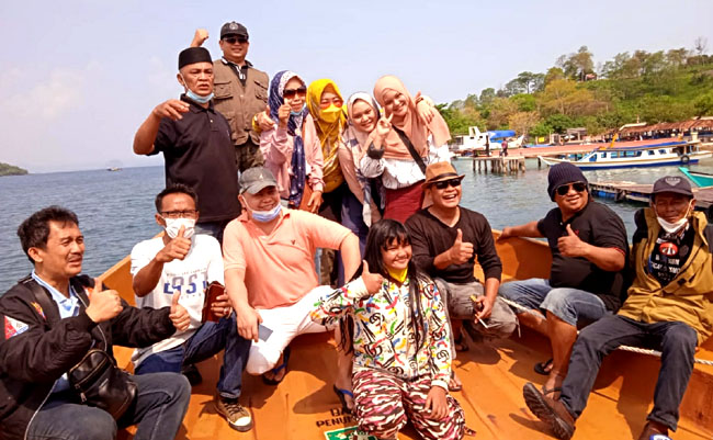 Foto Rayen dan teman-teman lamanya