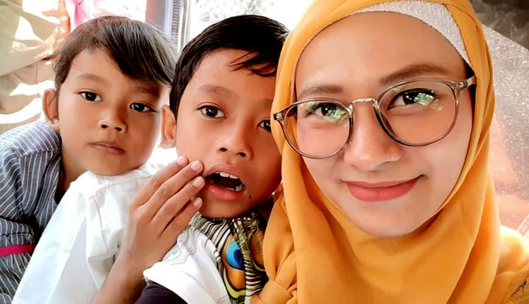 Fitri dan kedua anaknya
