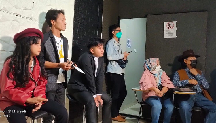 Menonton acara Swara Nostalgia AKTV