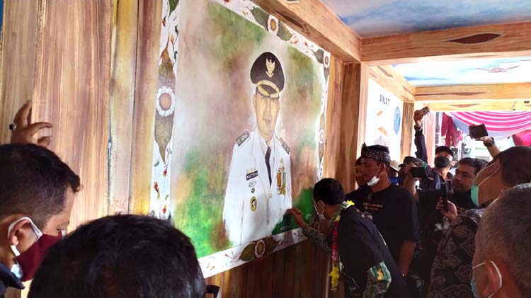 Tanda tangan lukisan oleh wali kota cimahi