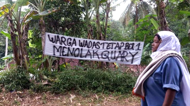 Spanduk penolakan