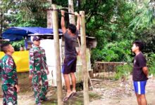 Photo of Anggota Satgas Yonif 144/JY Bina Fisik Remaja di Daerah Perbatasan