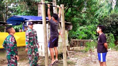 Photo of Anggota Satgas Yonif 144/JY Bina Fisik Remaja di Daerah Perbatasan