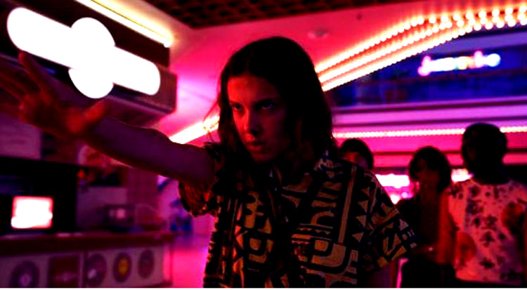 Eleven sedang menggunakan kekuatannya di serial Stranger Things