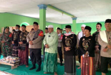 Photo of Kapolsek Bojong Purwakarta Ipda Budiman Ziarah Kubur ke Makam Amma Sindangpanon