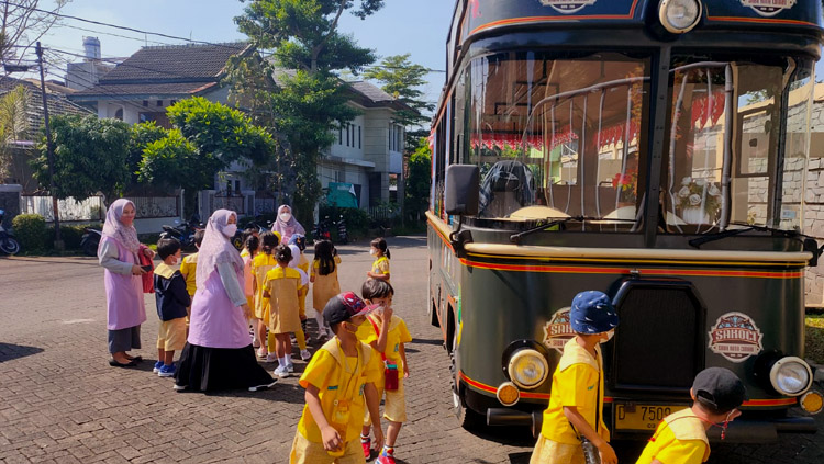 Bergegas naik Bus Sakoci