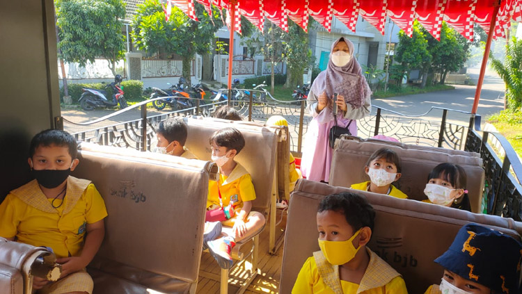 Siswa dalam bus Sakoci