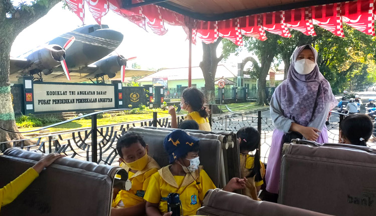 Suasana perjalanan dengan bus Sakoci