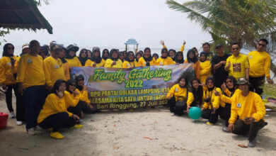 Photo of Family Gathering Perempuan Partai Golkar Bersatu DPD Partai Golkar Lampung Utara ke Pantai Sari Ringgung