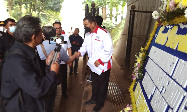 Kepala Diskominfo Kota Cimahi terima karangan bunga