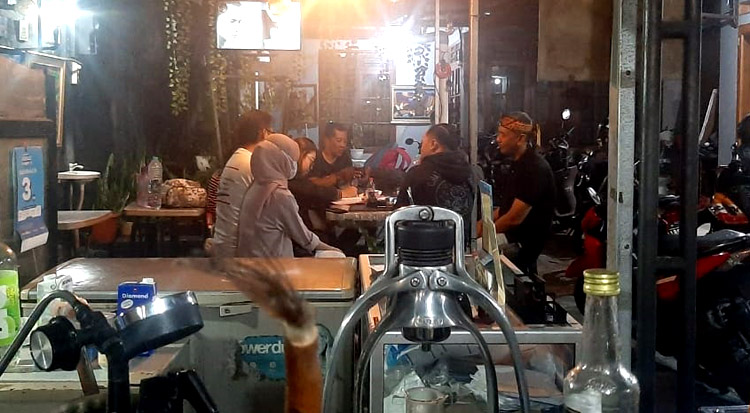 Suasana di Den AuH Coffee
