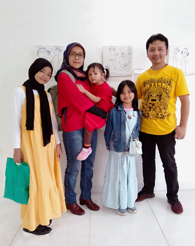 Rucita bersama keluarga
