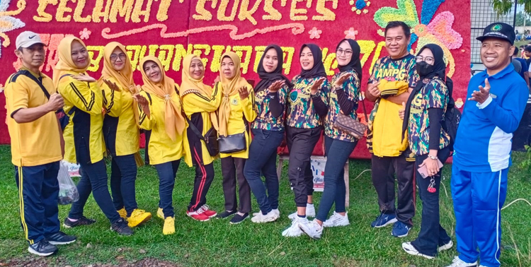 Foto bersama wanita golkar
