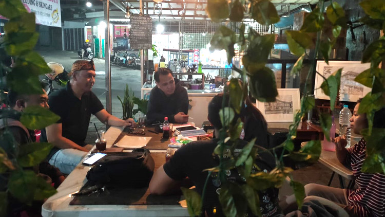 Suasana diskusi "Kopi Literasi" di Den AuH Coffee