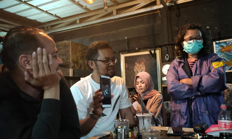 Suasana diskusi "Kopi Literasi" di Den AuH Coffee