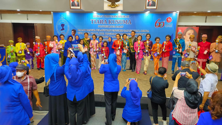 Juara lomba mojang dan jajaka