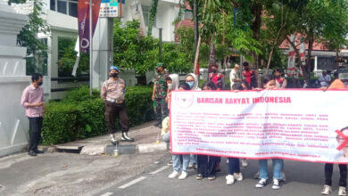 Photo of Massa Barisan Rakyat Indonesia Gelar Aksi Unjuk Rasa di Depan Kantor BPOM RI Jakarta
