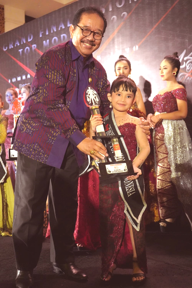 Wakil Gubernur Bali, Prof. Dr. Ir. Tjokorda Oka Artha Ardana Sukawati, M.Si. saat memberikan piala kepada juara model cilik