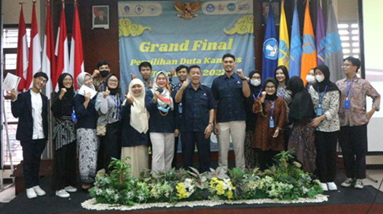Foto panitia bersama petinggi Universitas Terbuka Bandung (Sumber: doc.ukmpeka8)
