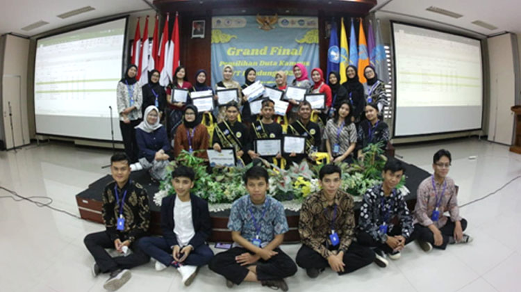 Foto bersama pemenang Duta Kampus UT Bandung 2022 dengan Panitia PEKA