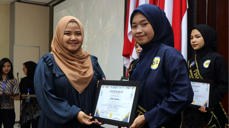 Penyerahan sertifikat kepada finalis Duta Kampus UT Bandung 2022 oleh Dosen FHISIP Universitas Terbuka Bandung