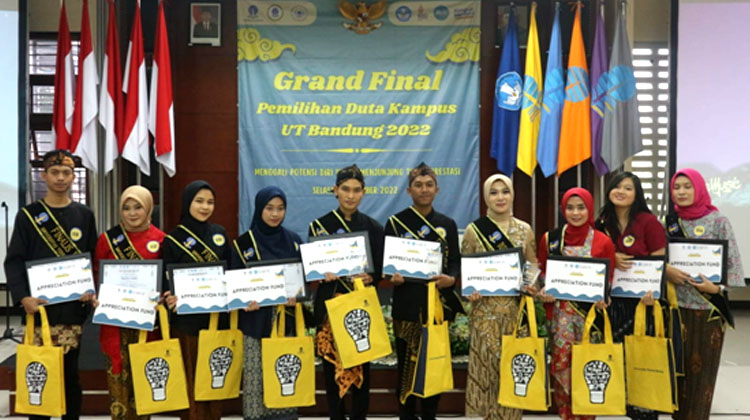 Foto bersama Juara Duta Kampus UT Bandung 2022 dengan para Finalis Duta UT Bandung 2022