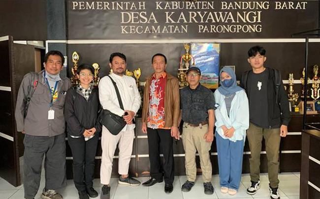 Foto bersama Tim Pelaksana dan mahasiswa Prodi Multimedia FDKV UTama dengan Kepala Desa Karyawangi, Dadang Sudayat, S.E.