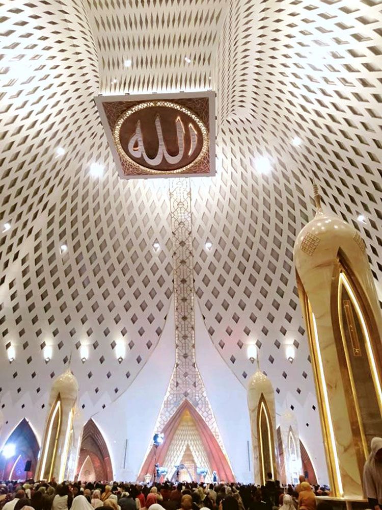 Suasana dalam Masjid Raya Terapung Al-Jabbar