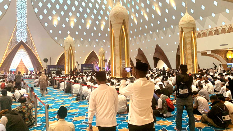Suasana dalam Masjid Raya Terapung Al-Jabbar