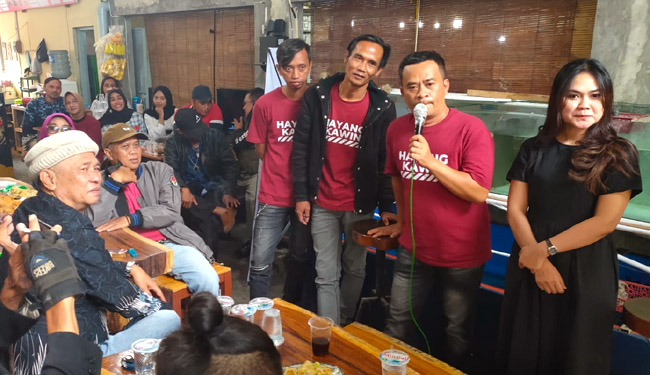 Sutradara sinetron komedi Sunda "Hayang Kawin" Asep Kolor saat menjawab pertanyaan awak media dalam acara launching