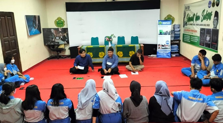 Roy Wijaya bersama para guru pembingbing SMK Taman Siswa saat memberikan materi sebagai Filmmaker