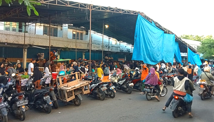 Suasana Pasar Bedug di Pelabuhan Baru Pasar Atas Kotabumi