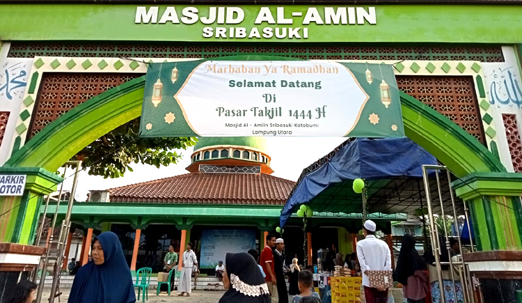 Pasar Takjil Ramadhan 1444 H di Halaman Masjid Al-Amin Sribasuki Kotabumi
