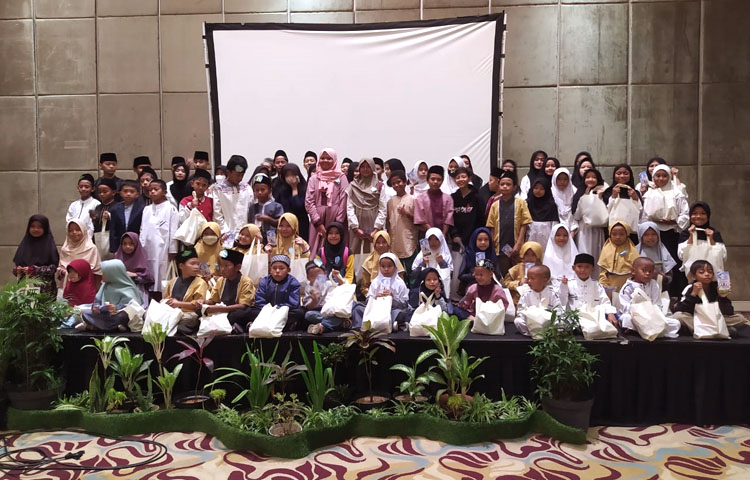 Pengurus dan anggota IKA SMA Negeri 2 Cimahi foto bersama anak yatim dan duafa dalam momen "Berbagi Berkah" di Harris Hotel and Conventions Festival Citylink, Kota Bandung