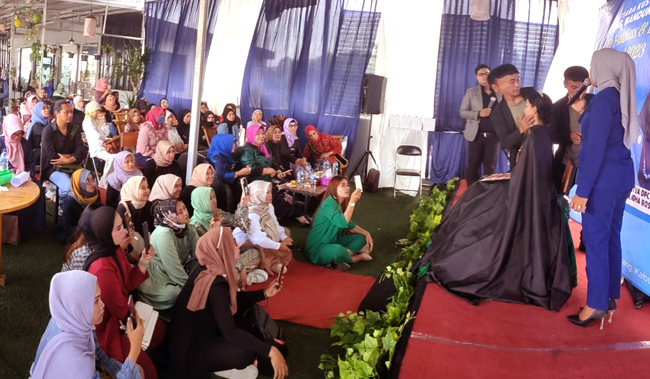 Daday Khogidar sedang memperagakan cara merias wajah
