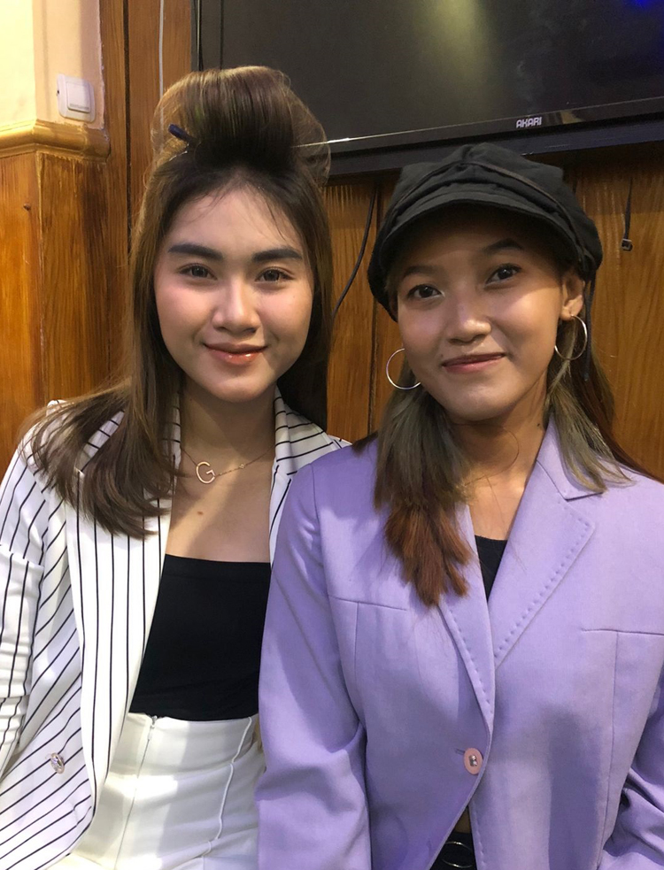 Silvana Citra Maharani (kanan) bersama artis Jawa Timur, Sabrina