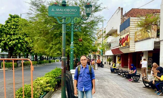 Penulis di depan papan nama "Jl. Malioboro" Jogja
