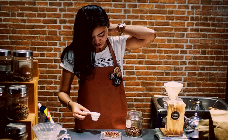barista perempuan