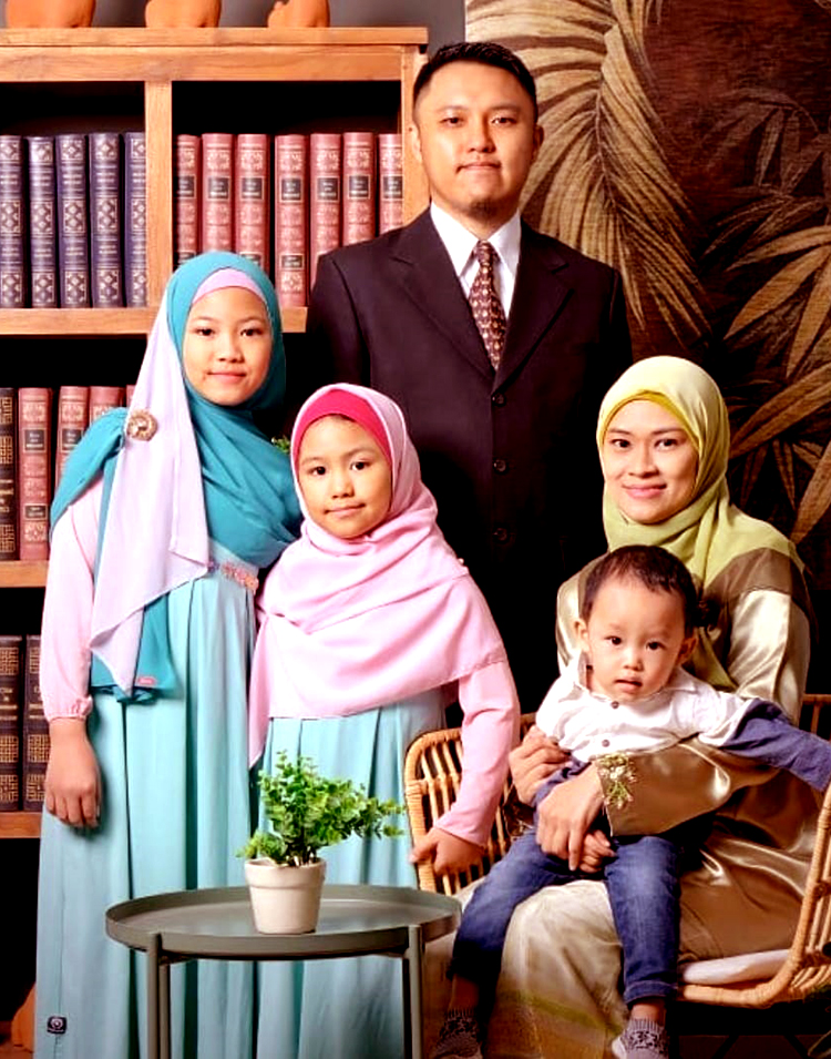 dr. Muhammad Ilhamul Karim, Sp.U. bersama keluarga tercinta