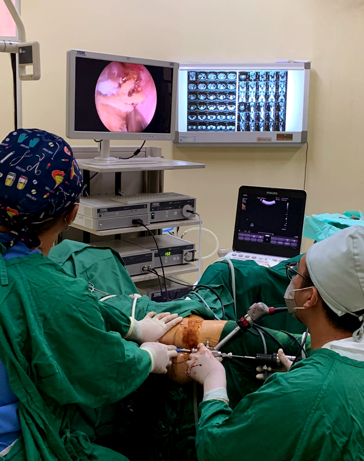 dr. Muhammad Ilhamul Karim, Sp.U. saat melakukan operasi bedah Percutaneous Nephrolithotomy (PCNL)