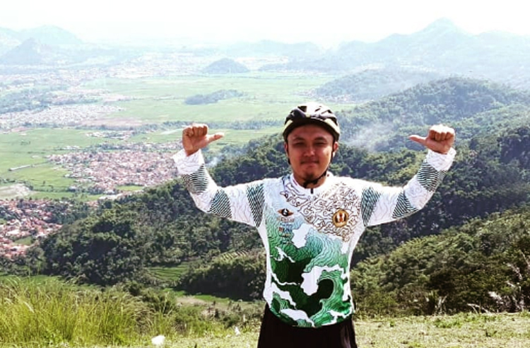 Disela-sela kesibukannya, dr. Muhammad Ilhamul Karim, Sp.U. masih menyempatkan diri menjalankan hobinya berolahraga sepeda di seputar Bandung Raya