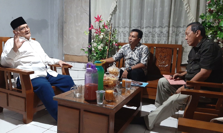 Penulis sedang pengumpulan bahan keterangan/informasi dari salah satu budayawan Kota Cimahi, Yahya Ganda, pada Jumat, 9 Juni 2023