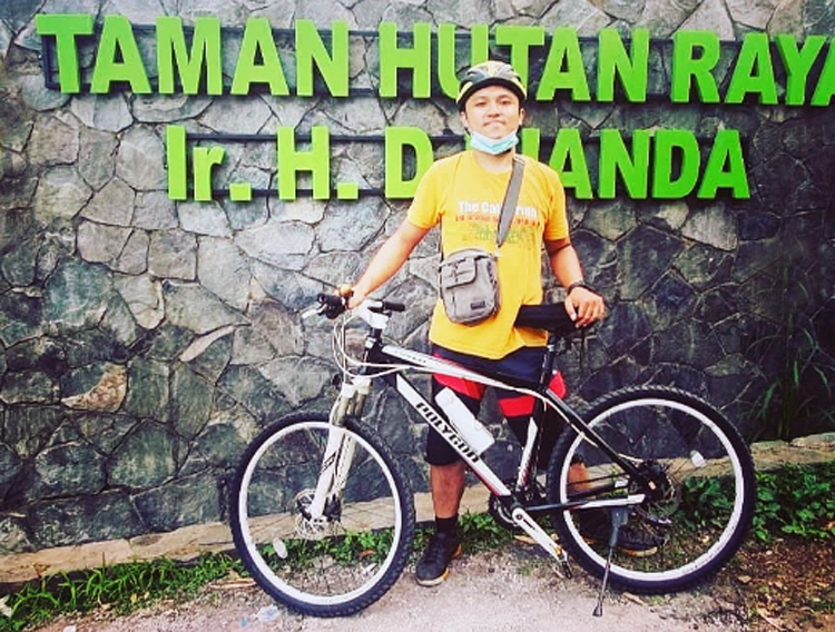 Saat dr. Muhammad Ilhamul Karim, Sp.U. berolahraga sepeda di Taman Hutan Raya Ir.H. Djuando, Dago, Kota Bandung