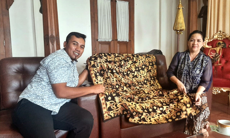 Penulis sedang mengumpulkan informasi dari Atu Juwita Djatikusumah di Adat Karuhun Urang Sunda Wiwitan di Cigugur Kuningan